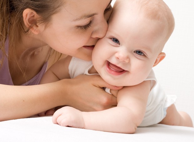 Bebê; sorrindo; mãe (Foto: Thinkstock)