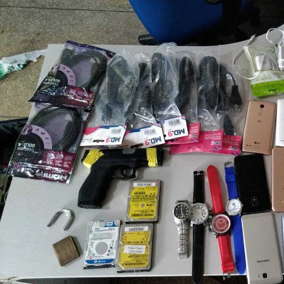 Celulares, relógios e outros objetos recuperados pela polícia em Vilhena, RO — Foto: Polícia Militar/Divulgação