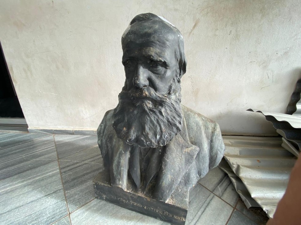 Bandidos tiraram o busto da praça Pedro II no Alecrim, mas monumento foi recuperado pela polícia. — Foto: Kleber Teixeira/Inter TV Cabugi