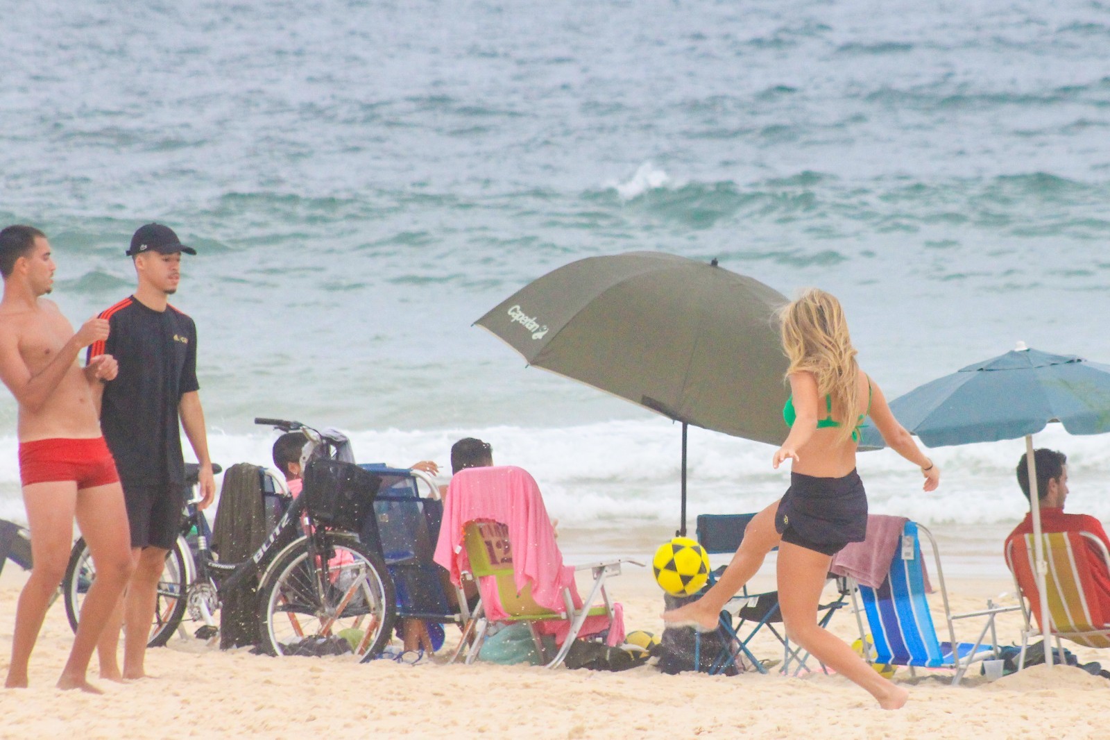 Carol Portalippi curte dia de praia com amigos (Foto: AgNews/JC Pereira)