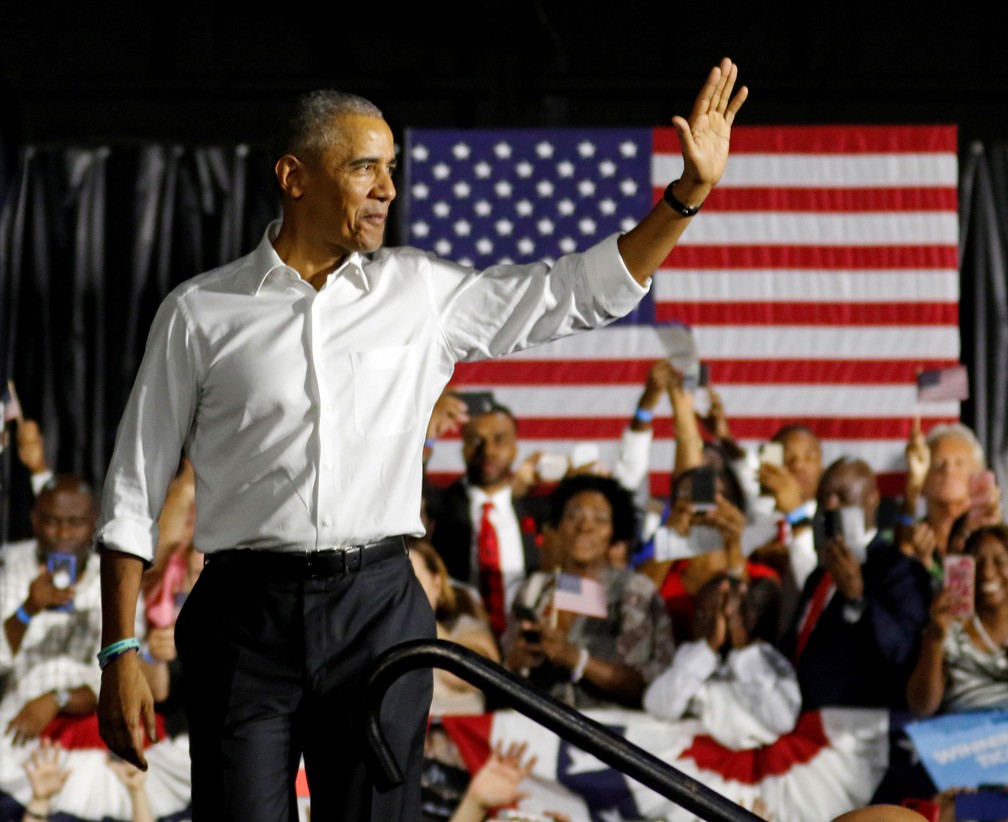 Ex-presidente Barack Obama subiu ao palco ao fazer campanha pelos democratas em Miami, na Flórida (EUA), na sexta-feira (2)  — Foto: Joe Skipper / Reuters