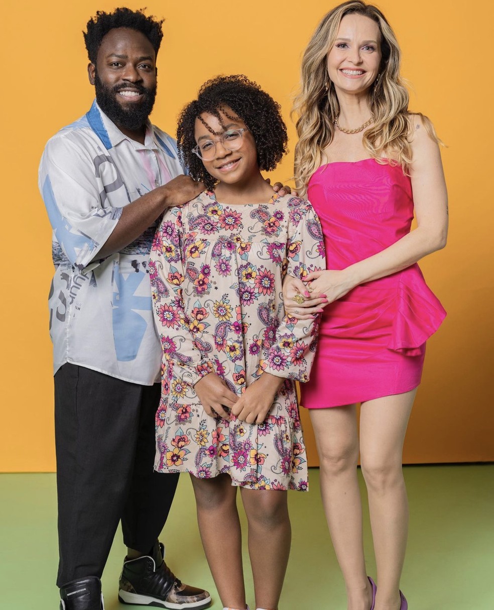A família de Douglas Silva em 'Fuzuê' ao lado de Maria Flor, sua filha na vida real, e Fernanda Rodrigues — Foto: Reprodução Internet