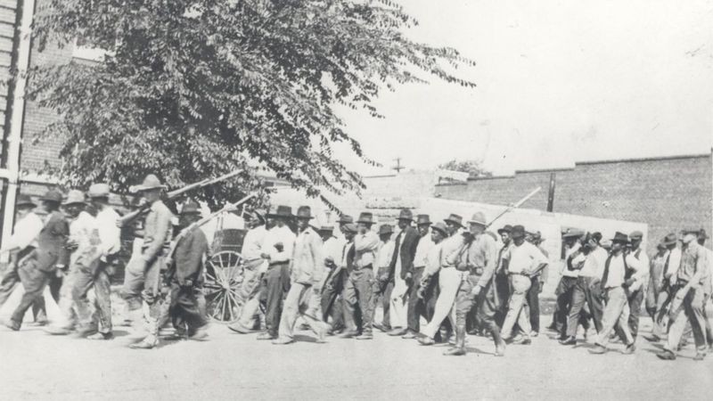 BBC - Guarda nacional com negros detidos após o massacre (Foto: OKLAHOMA HISTORICAL SOCIETY)