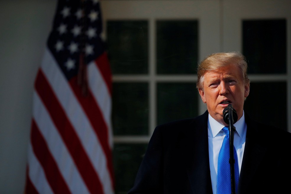 Presidente dos Estados Unidos, Donald Trump, fala nesta sexta-feira (15) sobre construção de muro na fronteira com o México — Foto: Carlos Barria/ Reuters