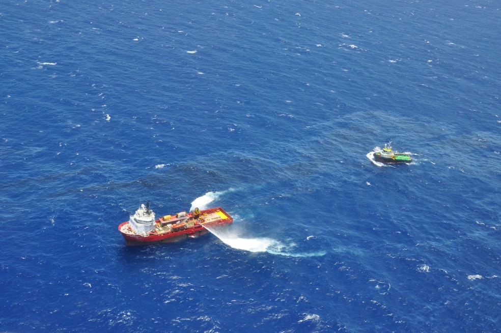 EmbarcaÃ§Ãµes atuam para dispersar a mancha de Ã³leo no mar a 130 km da Costa de MacaÃ© â Foto: AgÃªncia Petrobras