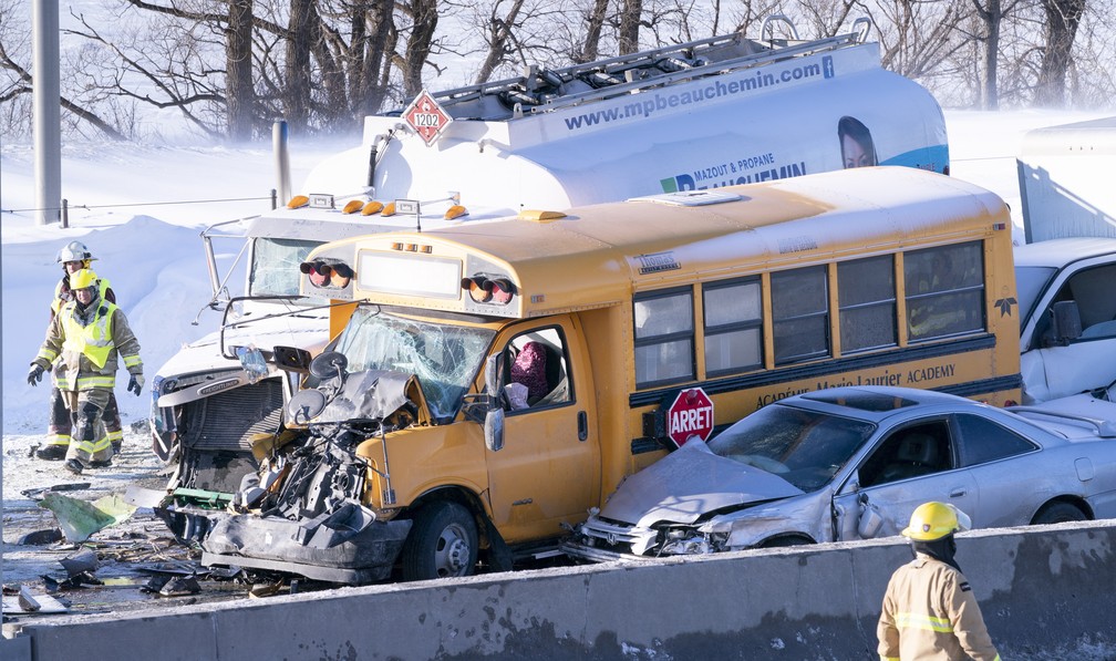 Socorristas atendem vítimas de acidentes em série causado pela neve em Montreal, no Canadá — Foto: Paul Chiasson/The Canadian Press via AP