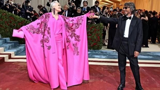 Estilista Pierpaolo Piccioli (à direita) mostra o vestido rosa que desenhou para atriz Glenn Close (à esquerda) (Foto: GETTY IMAGES via BBC)
