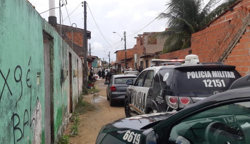 Polícia atende ocorrência de homicídio contra Francisco José da Silva Barros no Bairro Padre Júlio Maria, em Caucaia. — Foto: Leábem Monteiro/Sistema Verdes Mares