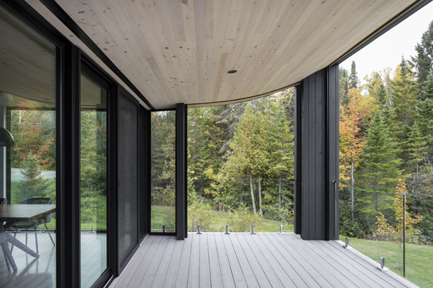 Casa de vidro e madeira na beira de lago canadense  (Foto: Divulgação)