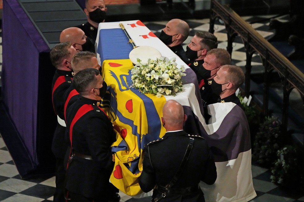 Membros da guarda real carregam o caixão com o corpo do príncipe Philip dentro da Capela de São Jorge em 17 de abril de 2021 — Foto: Yui Mok/Pool/Reuters