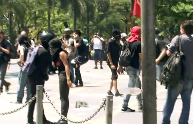 Manifestantes mascarados fazem protesto em frente ao Palácio dos Bandeirantes, em São Paulo (Foto: GloboNews/Reprodução)