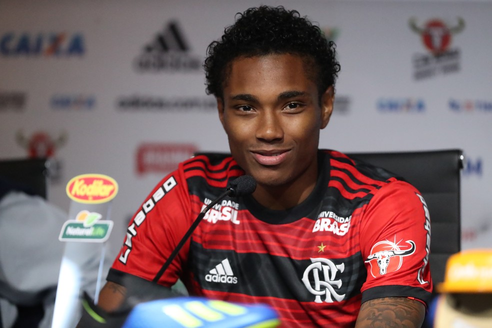 Vitinho durante apresenta&ccedil;&atilde;o no Flamengo &mdash; Foto: Gilvan de Souza/Flamengo