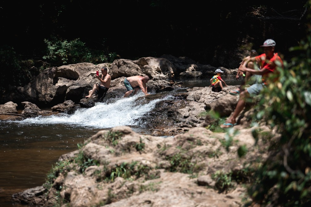 Adultos e crianças se banham na Cachoeira de Marsilac, com águas do Rio Capivari, na Zona Sul de São Paulo (Foto: Marcelo Brandt/G1)
