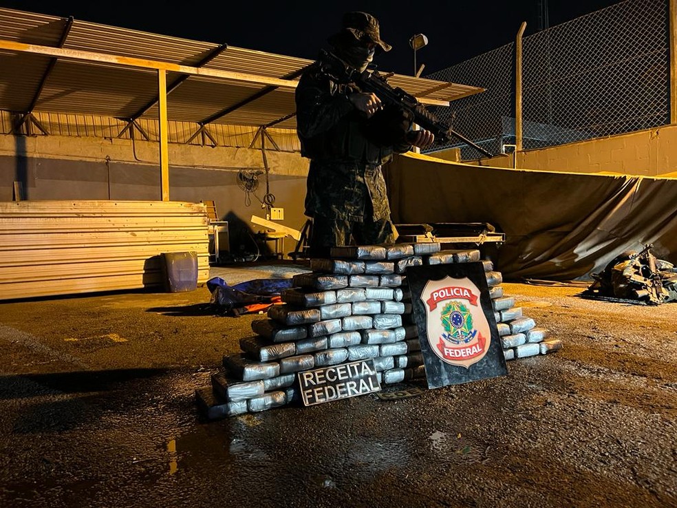 Força-tarefa faz apreensão de drogas que estavam dentro do casco do navio — Foto: Polícia Federal