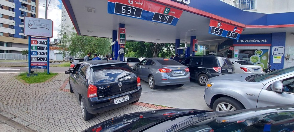 Filas em postos de gasolina em Curitiba — Foto: Jean Paul