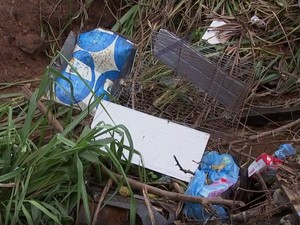 Lixo e entulho são jogados no local  (Foto: Reprodução/TV TEM)
