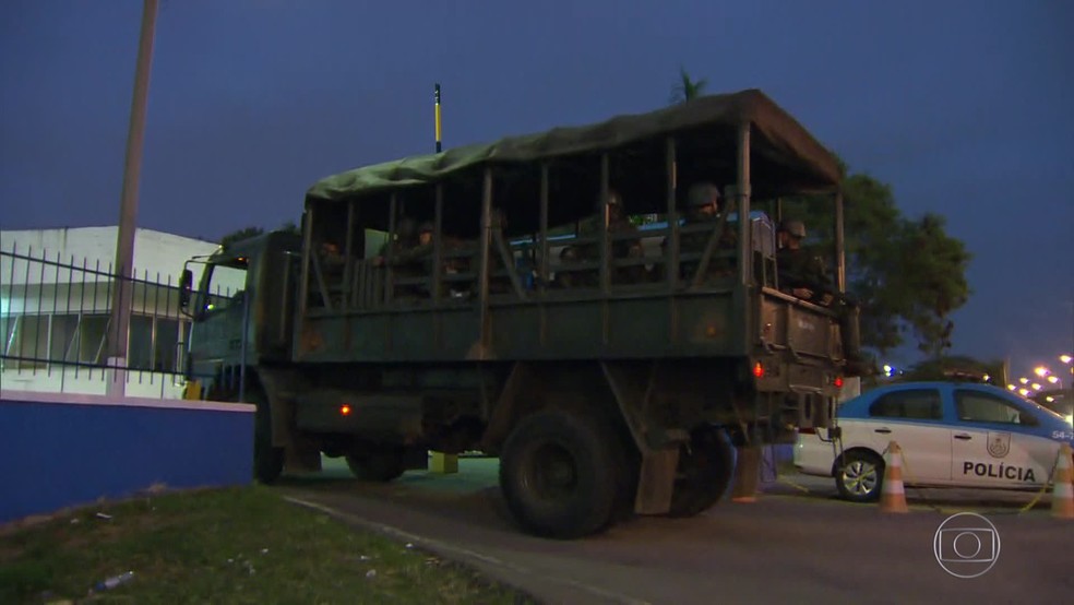 Carros de forças de segurança entram no 22º Batalhão (Maré)' (Foto: Reprodução/ TV Globo)