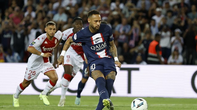 Neymar cobra o pênalti e garante o empate do PSG com o Monaco