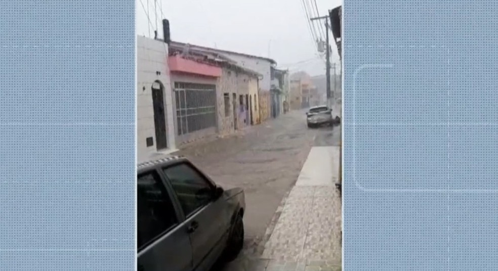 Chuva em Maragogipe, na Bahia &mdash; Foto: Reprodu&ccedil;&atilde;o/TV Bahia