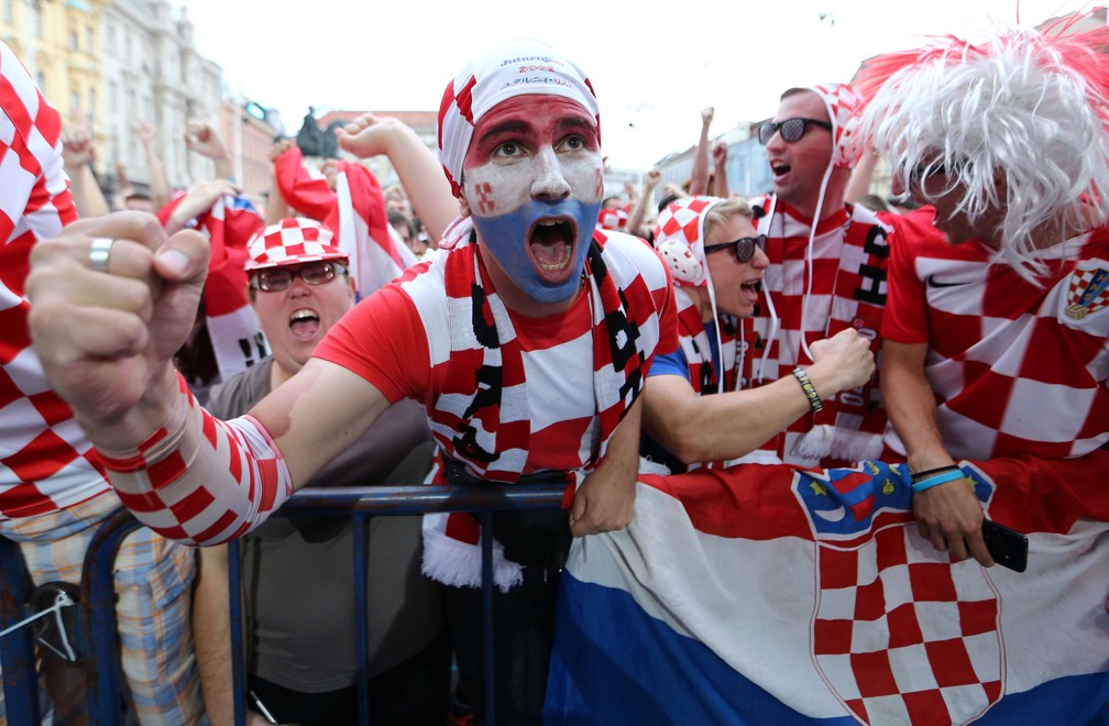 1Â° de julho - Torcedores da CroÃ¡cia assistem a transmissÃ£o do jogo CroÃ¡cia x Dinamarca em um telÃ£o na principal praÃ§a de Zagreb, na CroÃ¡cia (Foto: Antonio Bronic/Reuters)