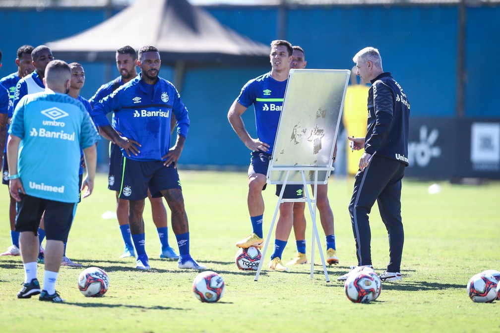Tiago Nunes comanda primeiro treino pelo Grêmio antes de estreia contra Ypiranga — Foto: Lucas Uebel/DVG/Grêmio