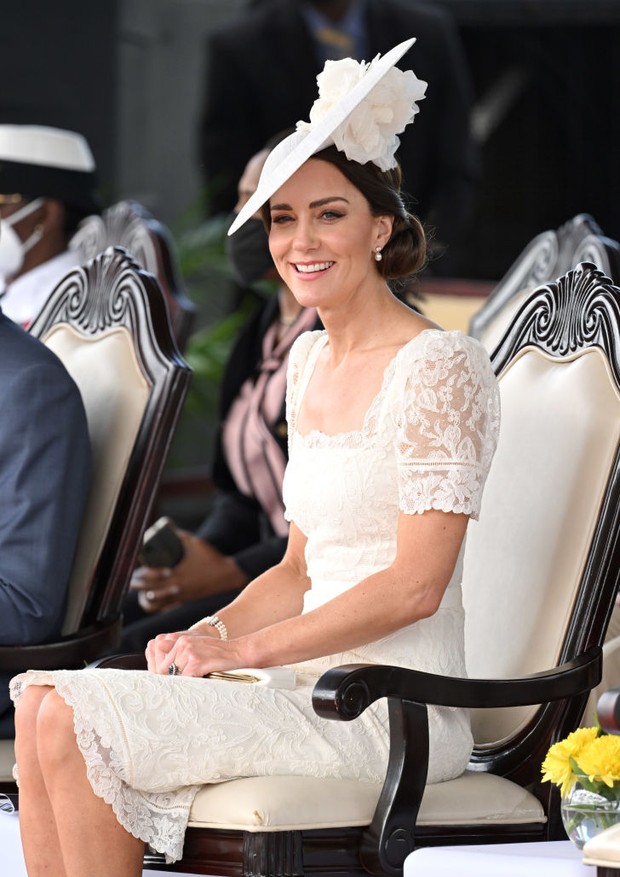 KINGSTON, JAMAICA - MARCH 24: Catherine, Duchess of Cambridge and Prince William, Duke of Cambridge attend the inaugural Commissioning Parade for service personnel from across the Caribbean who have recently completed the Caribbean Military Academy’s Offi (Foto: WireImage)