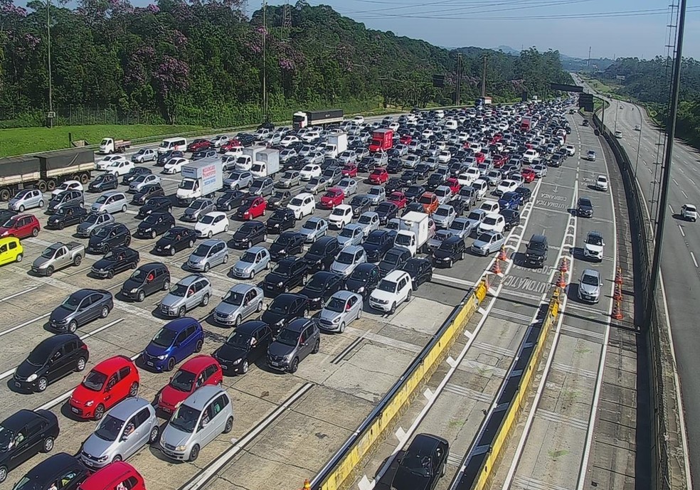 Motoristas enfrentam estradas congestionadas em direção ao litoral de São Paulo na manhã deste sábado (5) — Foto: Ecovias/Reprodução