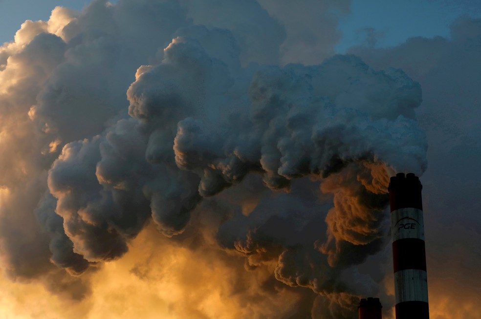 Ondas de fumaça e vapor da Central Elétrica de Belchatow, a maior usina termoelétrica a carvão da Europa, perto de Belchatow, na Polônia, em 8 de novembro de 2018.  — Foto: Kacper Pempel/Reuters