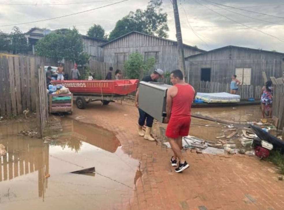 Cinco famílias foram removidas de suas casas em Sena Madureira  — Foto: Arquivo/Corpo de Bombeiros 