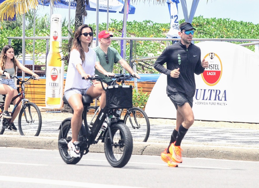 Rafa Kalimann anda de bicicleta com novo affair, no Rio de Janeiro — Foto: Daniel Delmiro/ AgNews