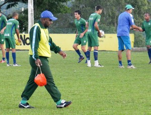 Marcelo Prates e juniores do Uberlândia durante treino (Foto: Felipe Santos/GLOBOESPORTE.COM)