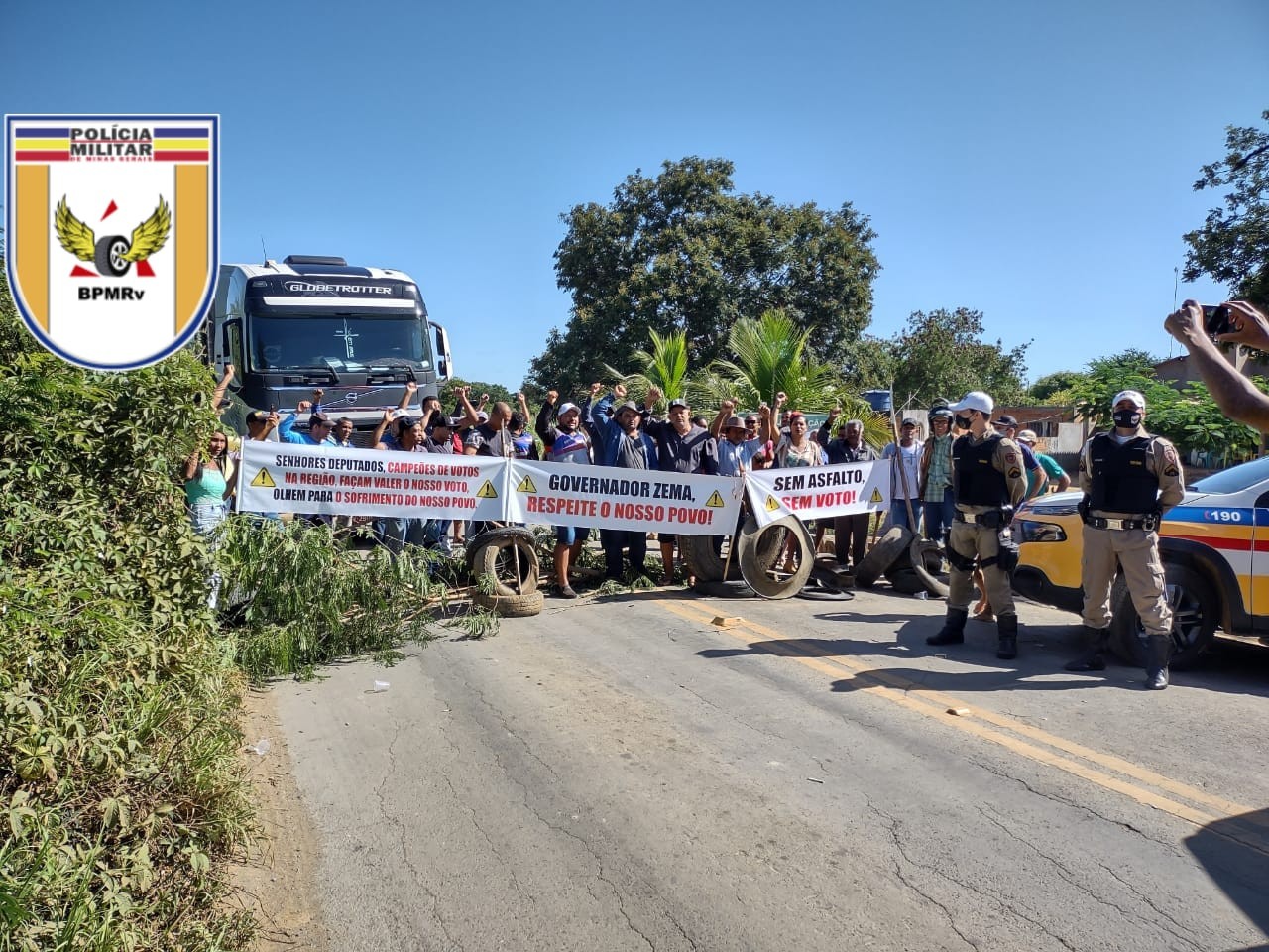 Manifestantes fazem protesto na MGC-401, em Jaíba