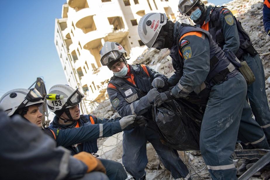 Equipes de resgate russas recuperam um corpo dos escombros do terremoto em Damasco, Síria