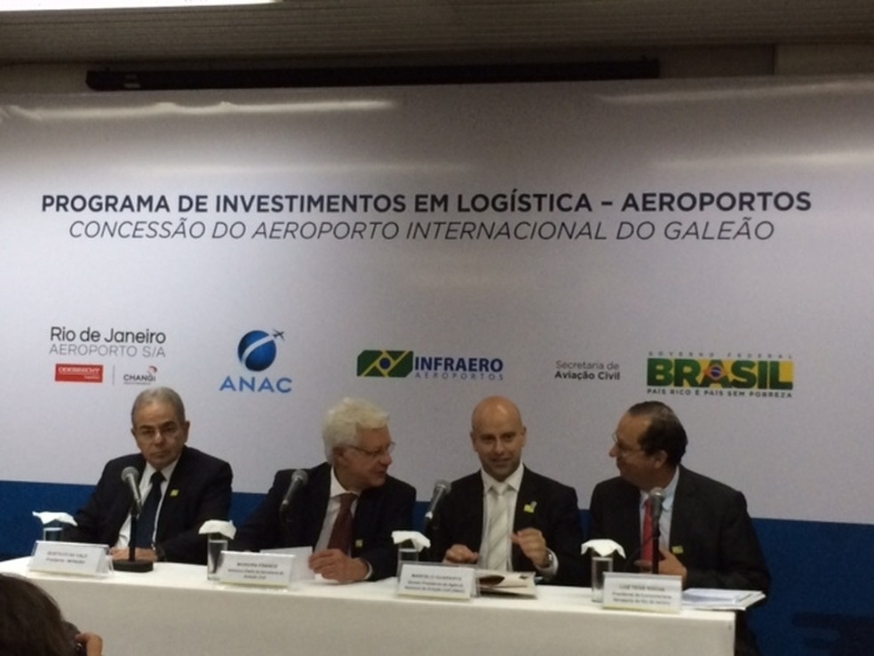 Ministro Moreira Franco na cerimônia da concessão do aeroporto do Galeão; parte de propina foi paga em dinheiro e consórcio com Odebrecht venceu licitação — Foto: Alba Valéria Mendonça/ G1