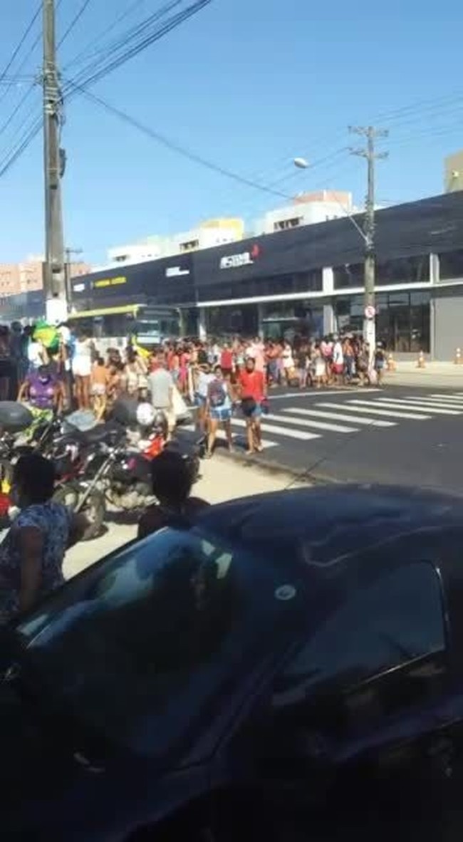 Beneficiários que aguardavam cestas básicas bloqueiam Av. Gustavo Paiva, em Maceió