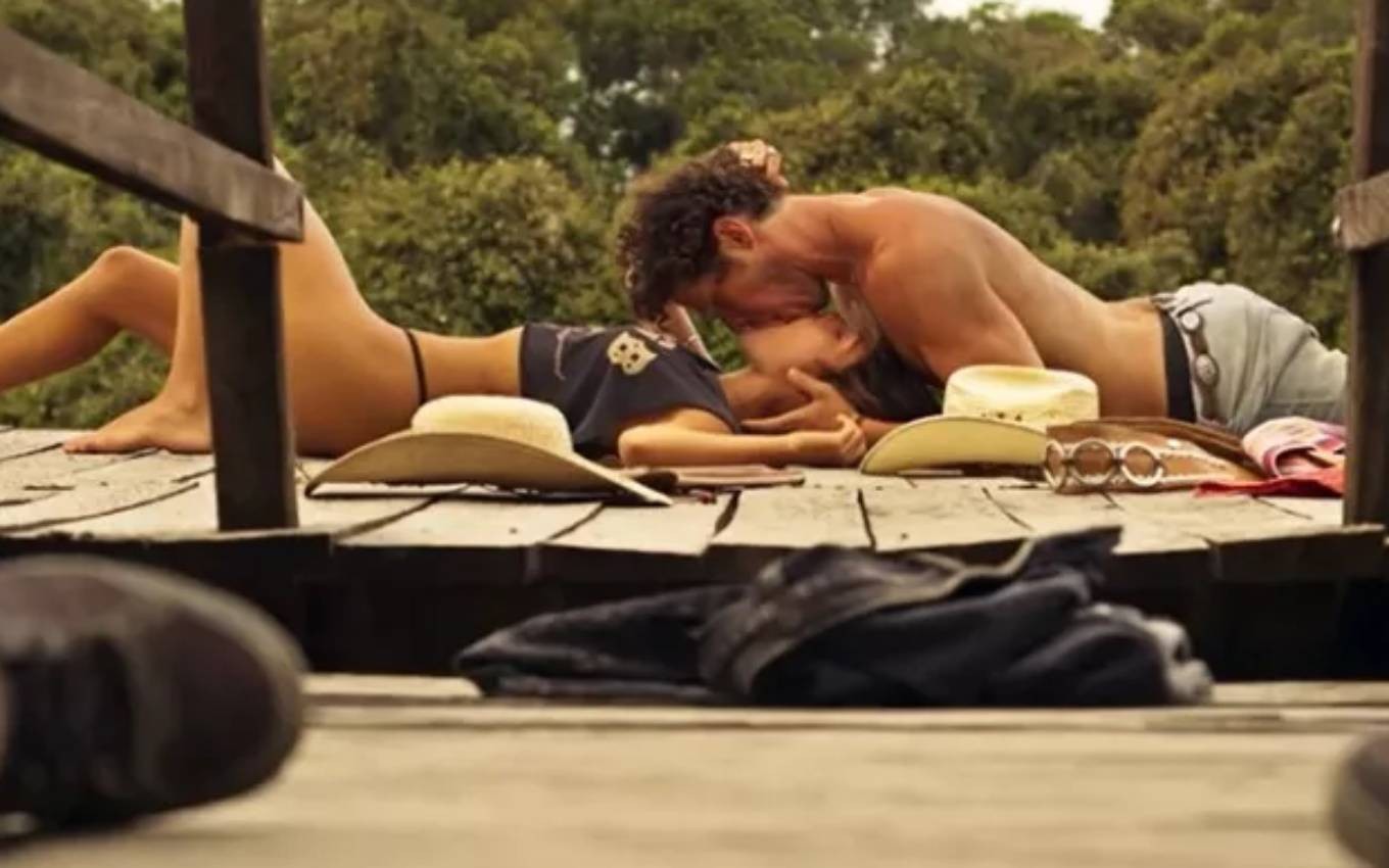 Os beijos de Julia Dalavia e José Loreto como Guta e Tadeu em "Pantanal" chamaram a atenção dos telespectadores — Foto: Reprodução