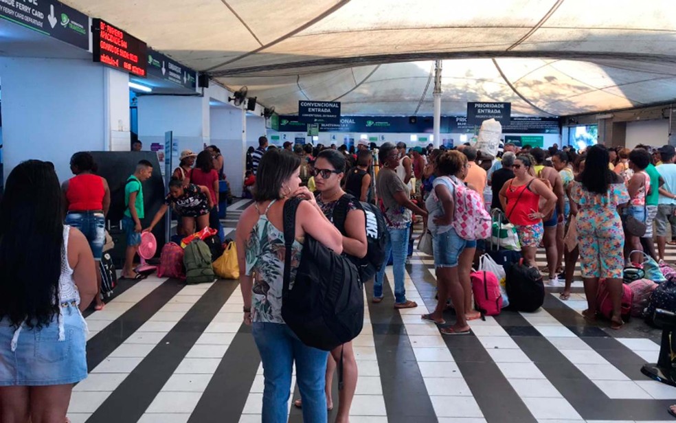 Passageiros que vão viajar de ferry boat no Terminal de São Joaquim, em Salvador — Foto: Camila Oliveira/TV Bahia