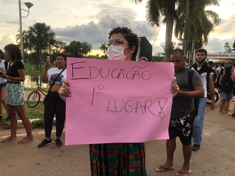 Estudantes protestaram contra bloqueio do MEC nesta quarta-feira (7) — Foto: Consuela Gonzalez/Rede Amazônia Acre
