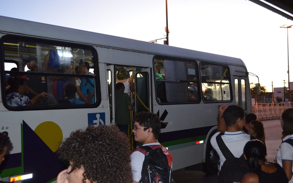 muitos aracajuanos utilizam o transporte publico para chegarm ao trabalho
