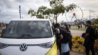 A Kombi elétrica da Volkswagen foi apresentada pela primeira vez na América Latina no Rock in Rio — Foto: Hermes de Paula/Agência O Globo