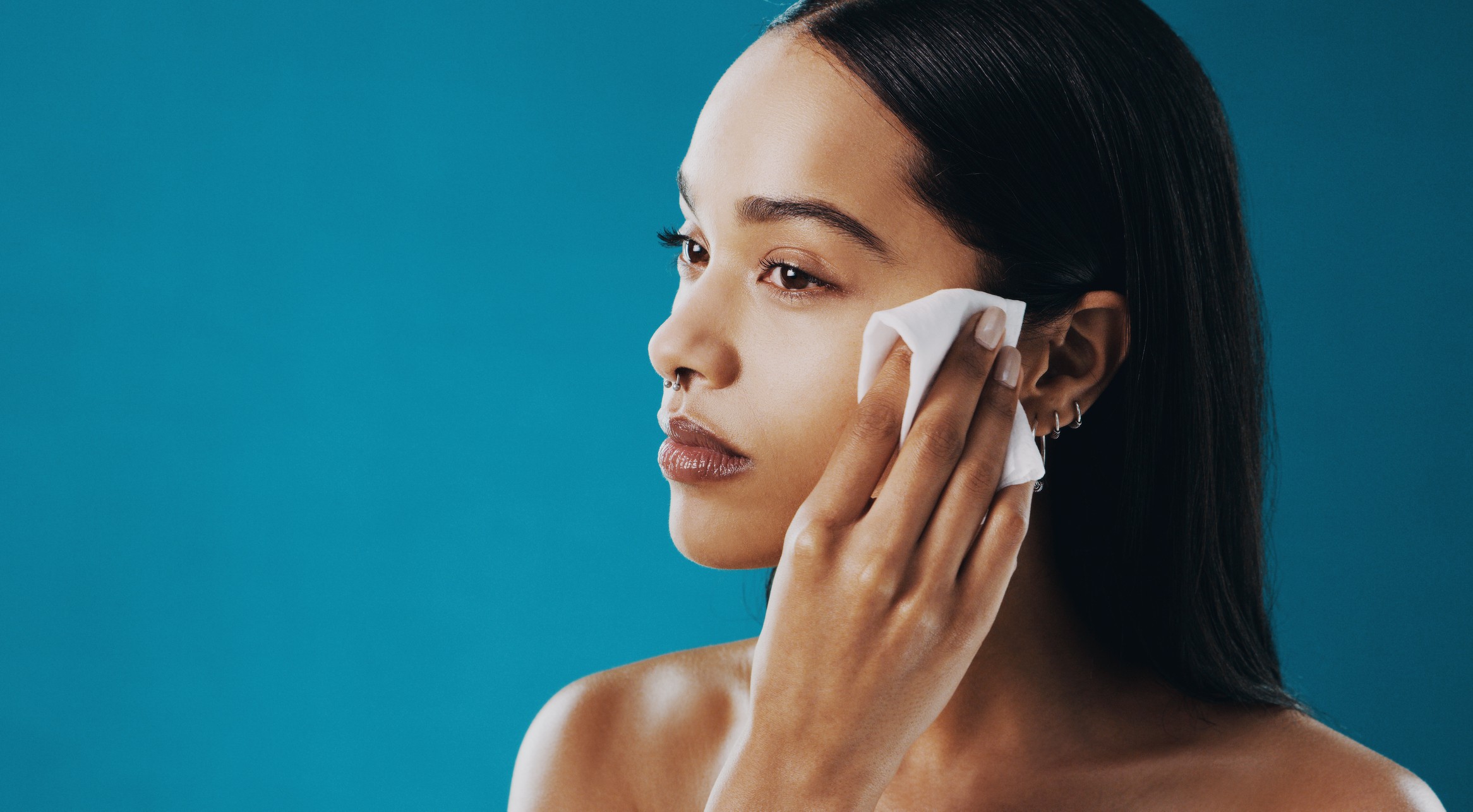 A limpeza facial duas vezes ao dia é essencial para a saúde da pele (Foto: Getty Images)