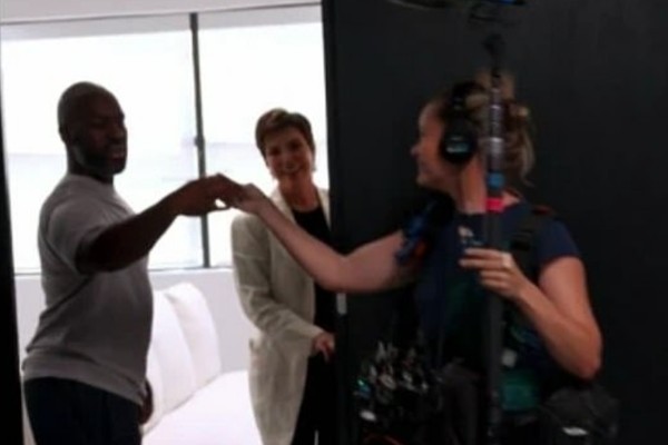 Kris Jenner e Corey Gamble entregando seus microfones e pedindo que as câmeras de filmagem do reality sejam desligadas para que possam fazer sexo (Foto: Instagram)