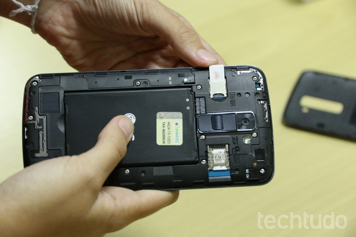 Insira o segundo chip no LG K10 (Foto: Anna Kellen Bull/TechTudo)