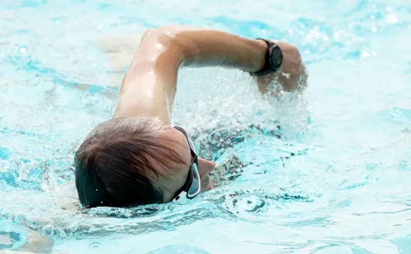A natação libera endorfina, substância que aumenta nossa sensação de prazer e felicidade (Foto: Pa Media via BBC News)