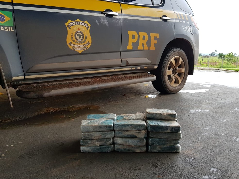 Entorpecente foi encontrado na lateral do veÃ­culo abordado na BR-174 â Foto: PRF/DivulgaÃ§Ã£o