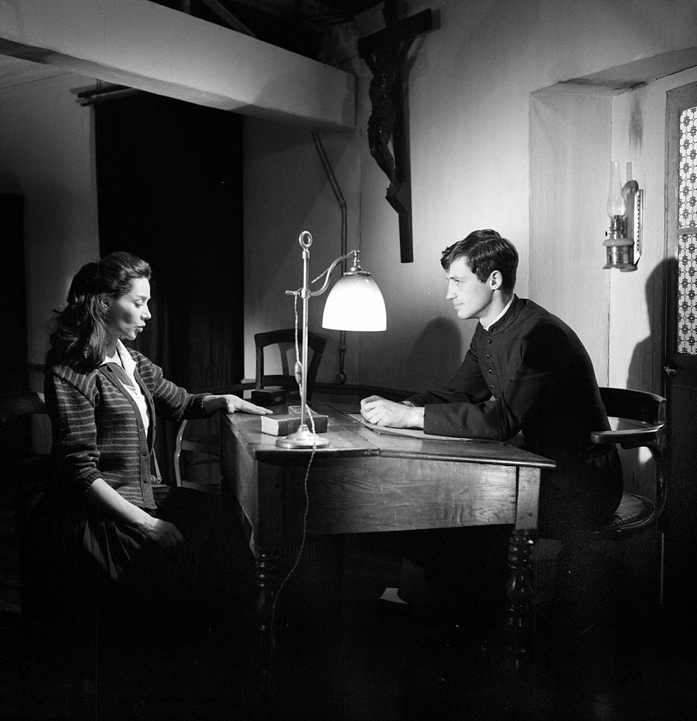 UNSPECIFIED - 1961:  Jean Paul Belmondo and Emmanuelle Riva, French actors, in " Leon Morin, priest " of Jean-Pierre Melville. On 1961. ADR-210003.  (Photo by Roger Viollet via Getty Images) (Foto: Roger Viollet via Getty Images)