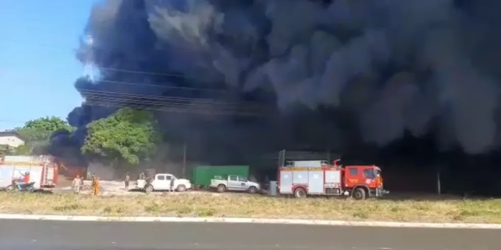 Empresa de reciclagem de borracha e sucatão pegam fogo na BR-135; fumaça escura causou interdição da rodovia — Foto: Reprodução