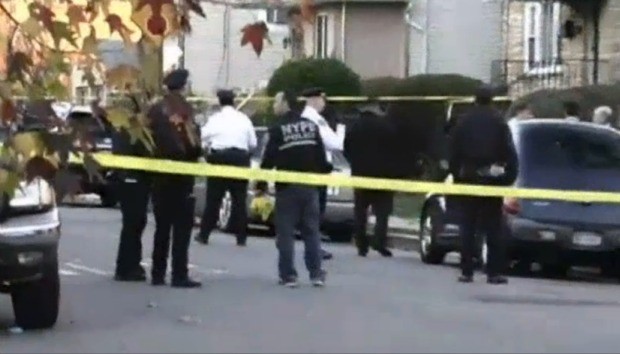 Policiais cercam rua onde ocorreu o crime, no Bronx, em Nova York (Foto: Repodução / NBC News)