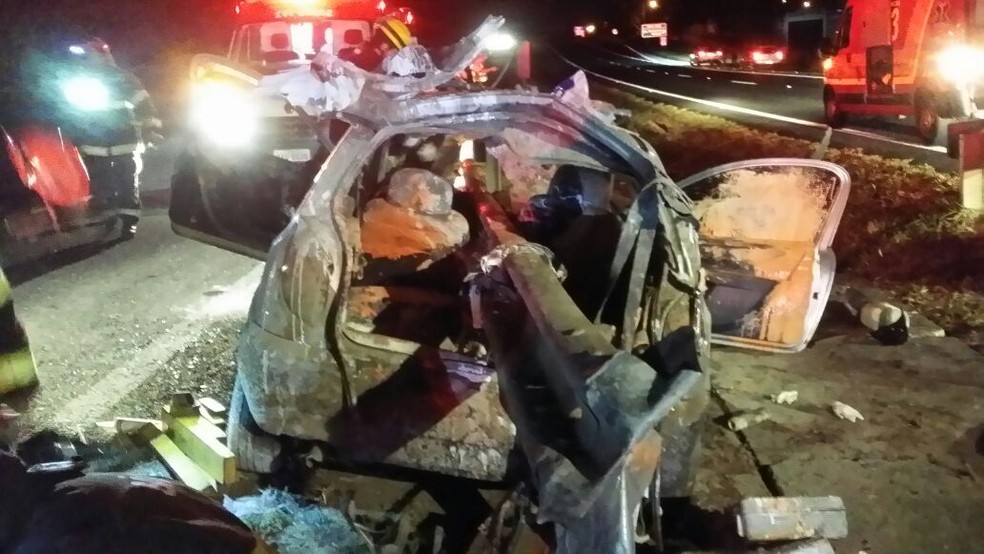 Veículo ficou destruído após a colisão na rodovia em Bauru  (Foto: Corpo de Bombeiros / Divulgação )