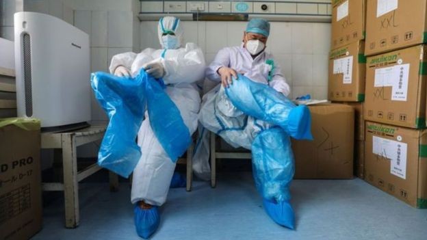 Pacientes com coronavírus no Brasil são acompanhados por autoridades ligadas à saúde (Foto: Getty Images via BBC News)